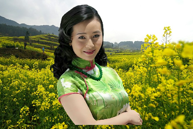 中年妇女顿时面色大变，直接站了起来，毕恭毕敬地说道