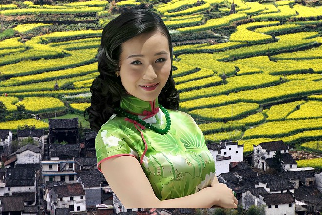 容小薰身体轻轻颤抖了一下，眼睛一眨不眨地望着若依