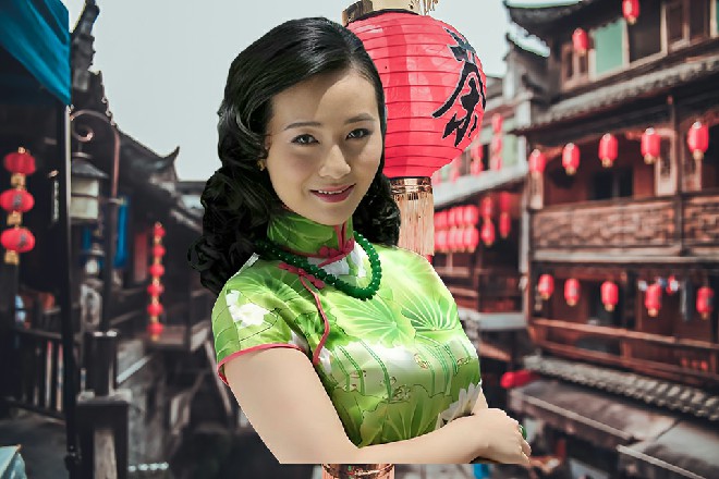 两个人回头一看，一只长毛大猩猩站在洞口咆哮连连