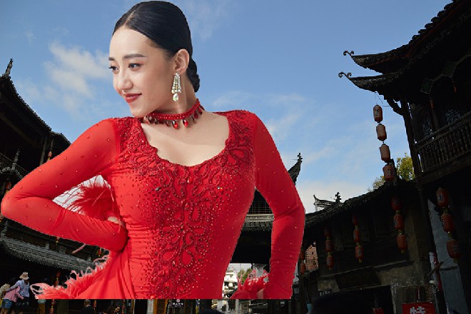 虽然他是尊级高手，但无奈是个黑暗生物，弱点太明显
