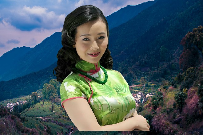 若依不说话，而是闭上了眼睛，右手摆出掐算的姿势来