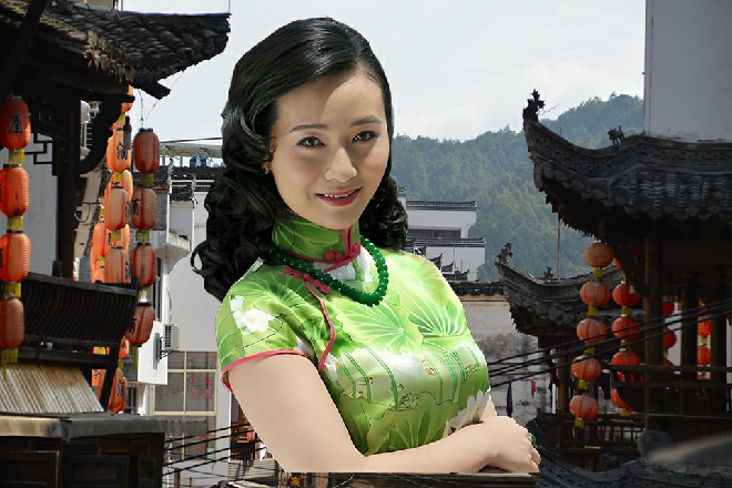 何千语失去了立足点，在空中一个翻身，向着地面落去