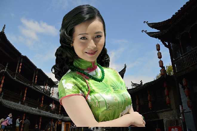 他如同狂风一般，一记龙爪手向着伊轩的心口掏了过来