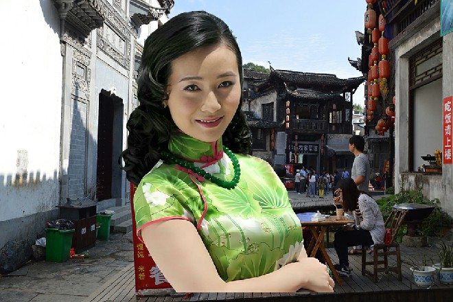 这女子本来就美，剑舞的也美，实在是一道靓丽的风景线啊