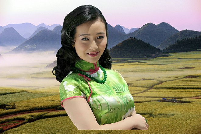 容小薰靠到近前，轻轻搂住了红色妖姬的胳膊，有你在，真好