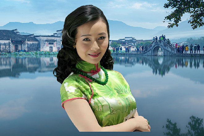 若依在蘑菇云的冲击中，借助气流，拍着翅膀快速逃离了