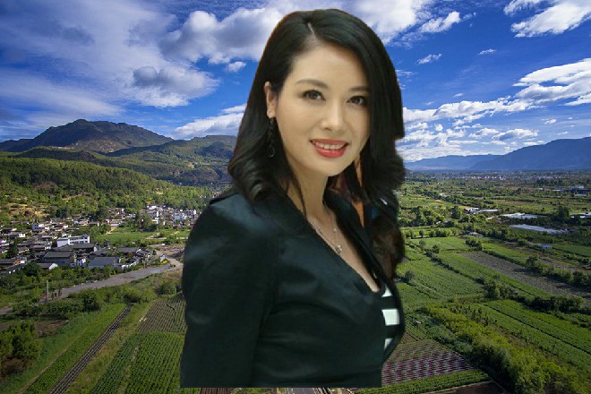 红色妖姬一蹬腿，运转轻功，追着那黑衣人也上了一棵竹子上面