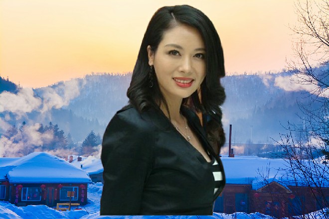 这边在报警，而伊轩已经冲出了烟雾，来到了商场外面