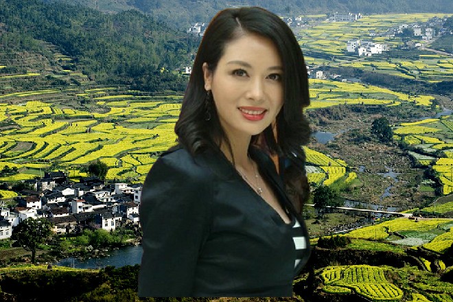 若依举起了自己的右掌，唐先生吓得倒退一步，脸色苍白