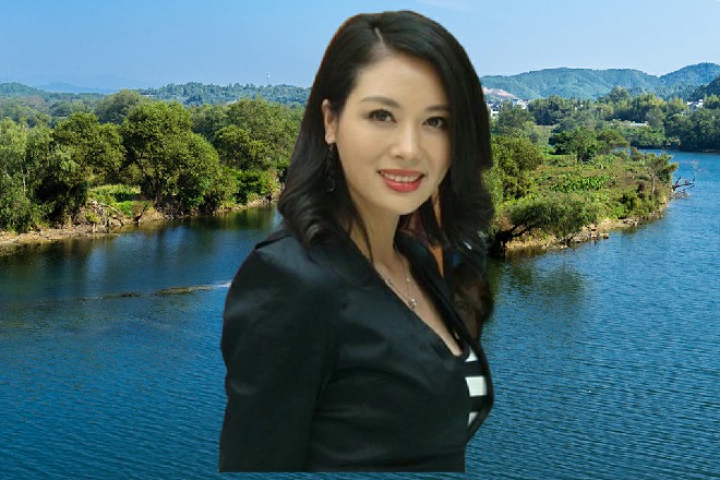 只见屏幕当中，一个男子的身影正缓缓从火焰中走出来
