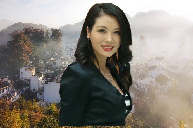 而若依反握刀身，对着空中落下的火焰巨掌甩出五道刀罡