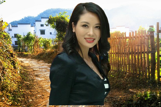 红色妖姬抖开衣服，一大把银针又劈头盖脸地向着唐燕飞了回去