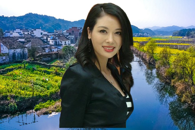 亲完伊轩之后，霍莺莺红着脸，逃似的跑进别墅里去了