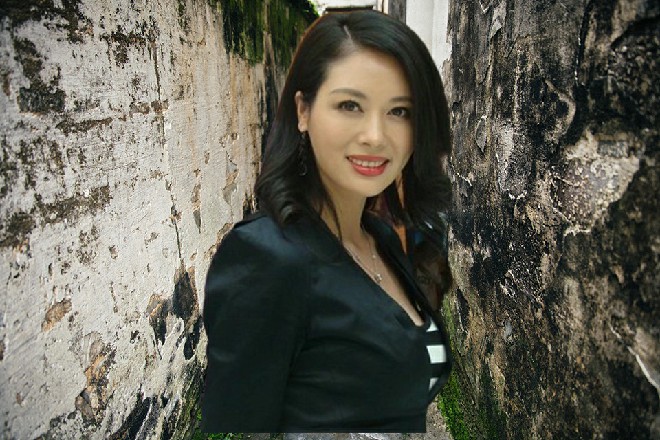 女中间人也下意识地捂住了自己的耳朵，显然有些承受不住