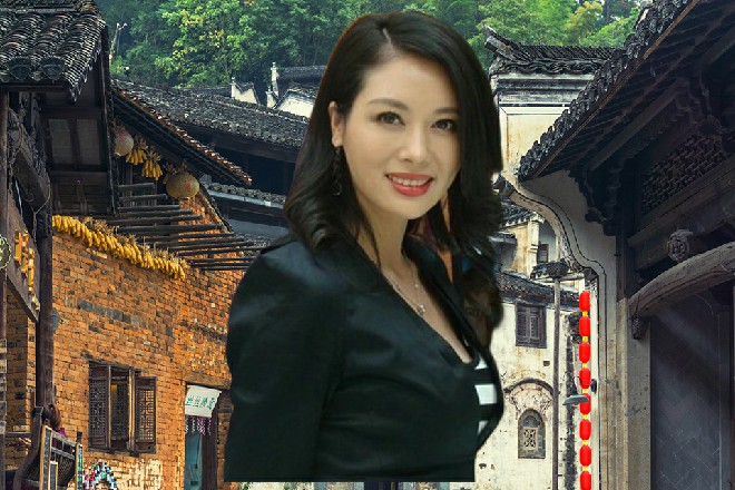 红色妖姬呵呵笑着，主动热情地伸出手来，跟这位埃隆握了握手