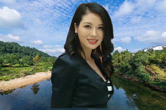 苏曼s依然靠在那里，泡着热水，似乎对面前四个壮汉熟视无睹