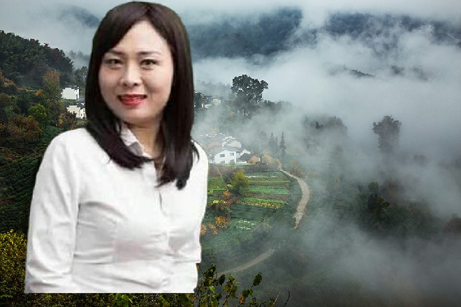 若依说着，把张油油一把拉上来，丢到一边的太师椅上面