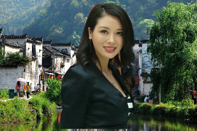 廖婧涵半蹲在大楼边缘，双手握着手枪，对准飞在空中的安妮