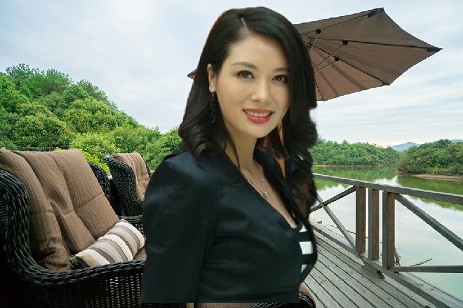 司令嘴角挂着一抹莫名的笑容，但苏曼s感觉得到，他在愤怒