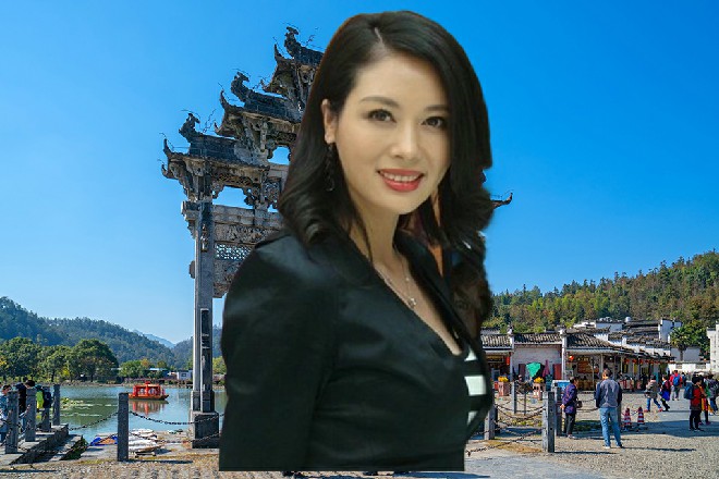 这三翅蜈蚣好像很喜欢若依的样子，又晃起了自己的触角