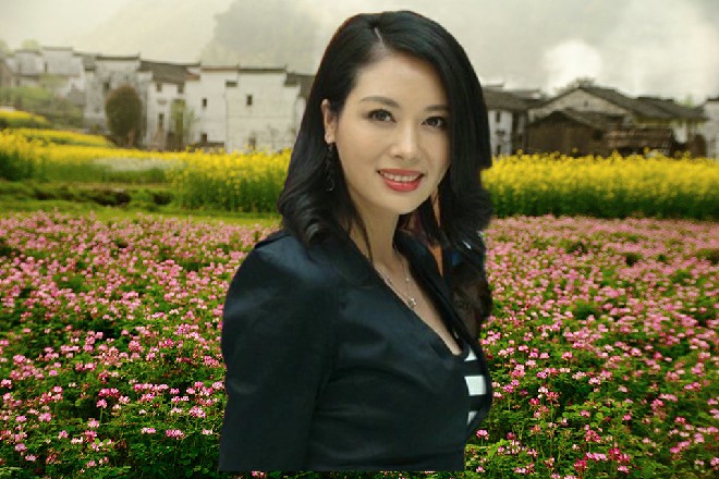 伊轩说着，下意识地脱掉了外套，挡在了陈佳音的头顶