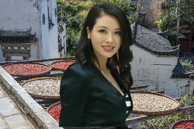 说着，他偷偷跑出去，开始找社会上的人，准备给苏曼s点教训