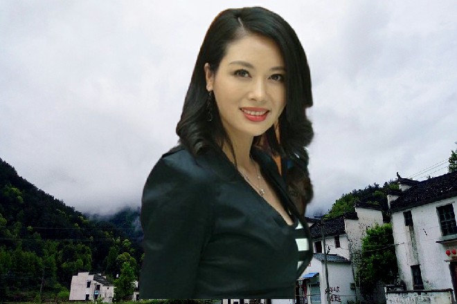 大妈屁颠屁颠地去打电话了，而苏曼s却有些怀疑地看着天道