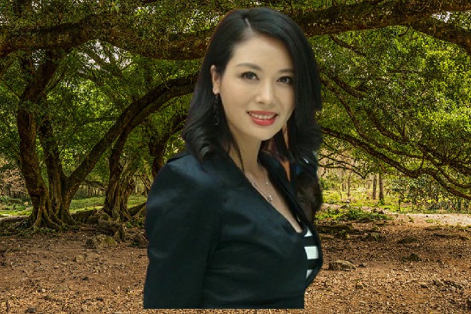 小公子手中的扇子一拍，直接把这金钟给拍到了一边