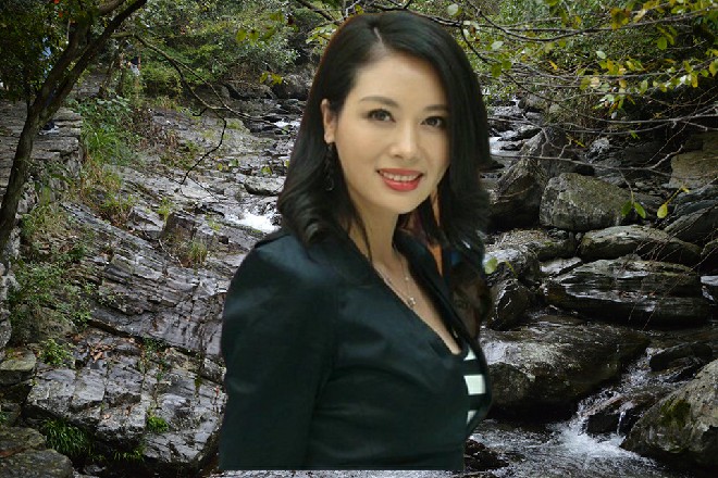 秦海一声大喝，周围那些正拉扯他的手臂立刻都断开了