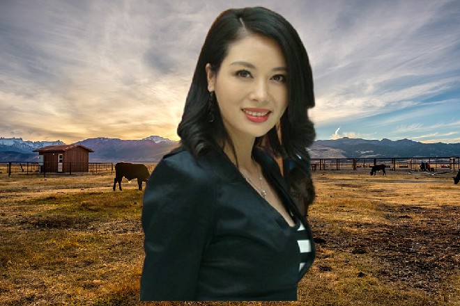 她抬头看了一眼躺在床上睡得正香的红色妖姬，脸立刻红了一片