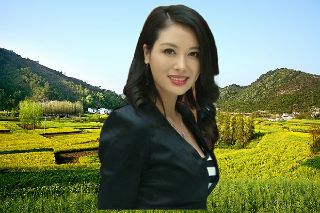 诺曦S从旁边抄起那老头的收音机，直接拍在了他的头顶