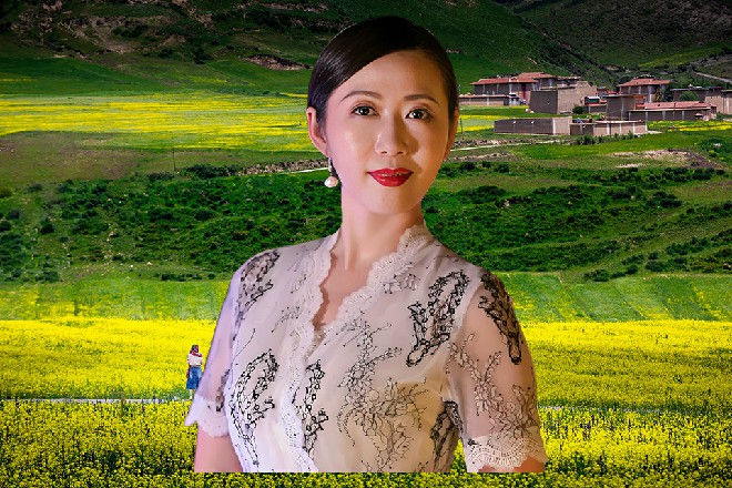 一对穿着考究的情侣走了过来，男子低头对孙富说道