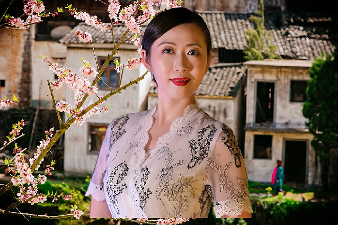 伊轩的头发又隐隐变成了金色，身体上游走着金色雷弧