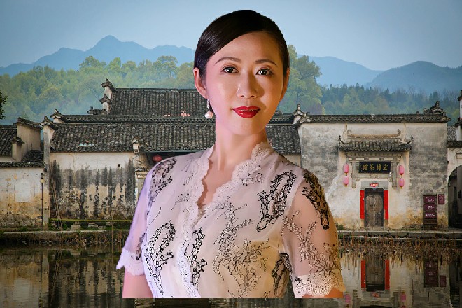 那女子红色的长发，明媚皓齿的，是个高挑的大美女