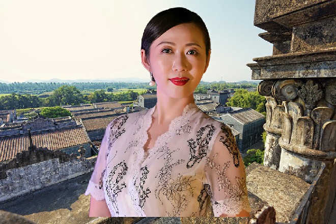 而一脚踢翻了一个混混，更多的青龙会成员向着红色妖姬冲过来