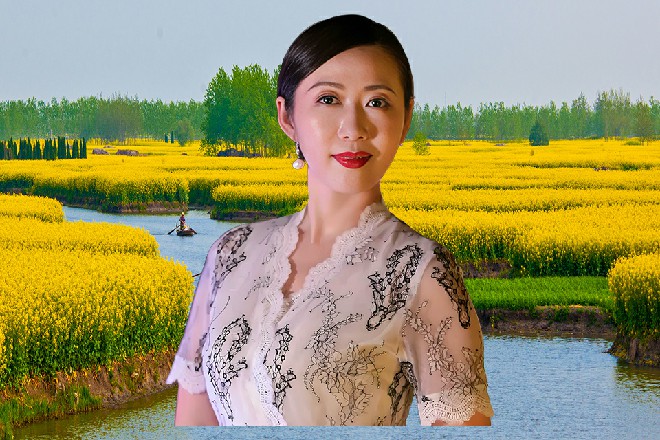 他忽然飞回到了倒三角的旁边，趴在上面，嘴里喃喃自语