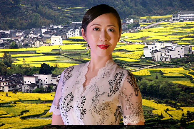 左京华从地上一跃而起，然后一拳再次向着若依当头砸下