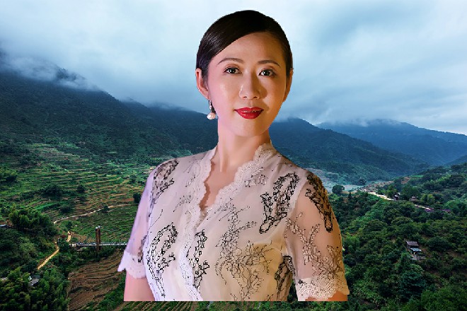 若依在她耳边大喊一声，这才把她的三魂七魄给喊了回来