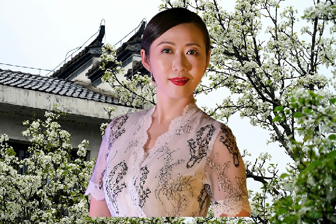 红色妖姬也尴尬了，他没想到，这个时候，王玥竟然也来洗澡，