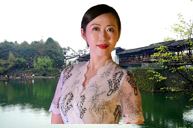 李卓成忽然上前一步，然后一记手刀向着苏曼s的肩膀砍了过来