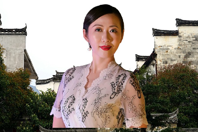 罗芙毫不犹豫地点点头，身为侍女，怎么能离开主人的身边呢