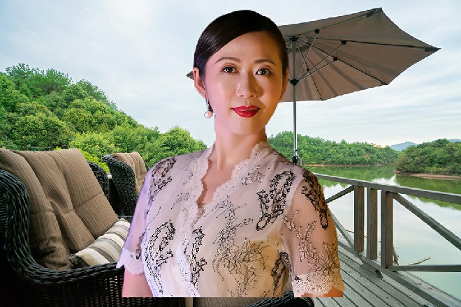 按道理说，红色妖姬身在半空，遵守惯性，他会自己撞在剑锋上