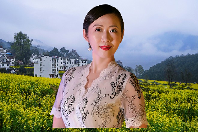 美女眼睛紧紧盯着这个漂亮女人，心说哪里杀出个程咬金
