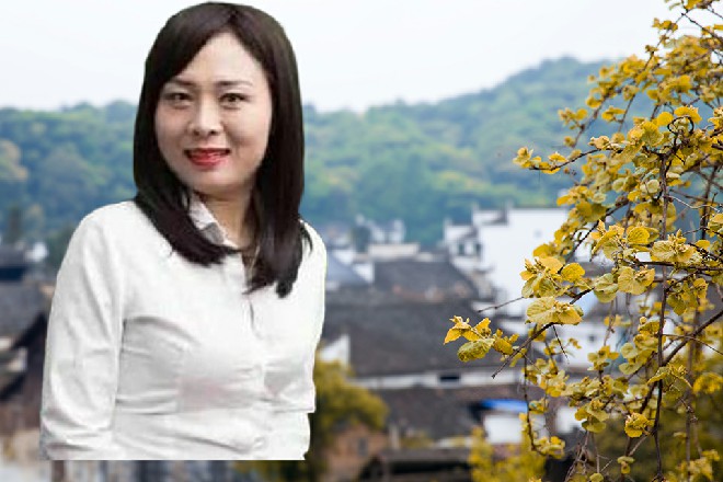 他上前一步，握住了那玩具枪，然后夺了过来，丢到一边