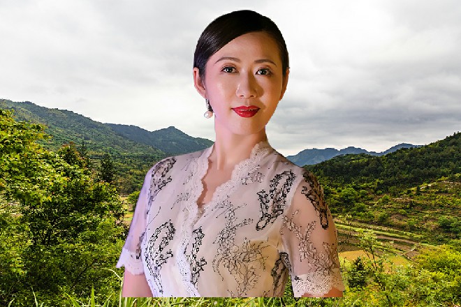 武皇的口中吐出一大口鲜血，不可思议地看着自己的长孙