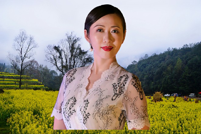 一边问着，一边手就不老实地向着何素的腰间搭了过去