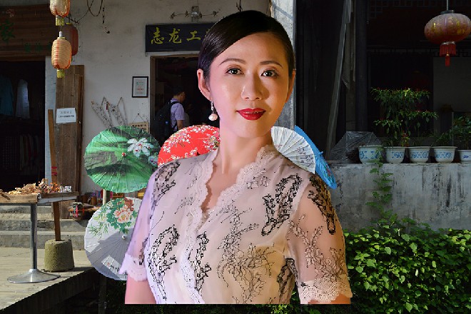 张芯蕾气的不得了，她仗着自己轻功好，追逐在滑板后面