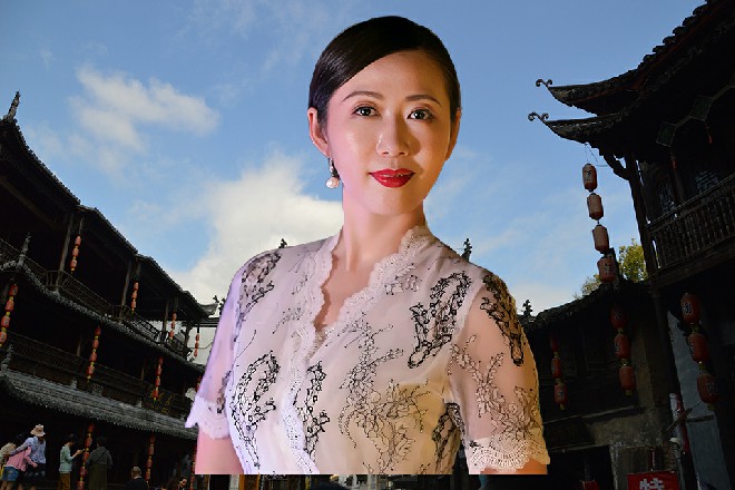 但就在这时候，红色妖姬背后门外走进来一个人，进来就嚷上了