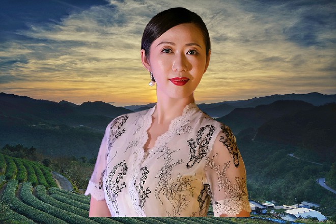 乔尼依然不动声色，他好像闲聊一样，跟若依找了点话题