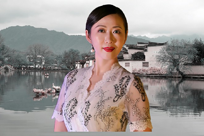 荷娜倒是很大方地点点头，伊轩立刻问出了心中的疑惑